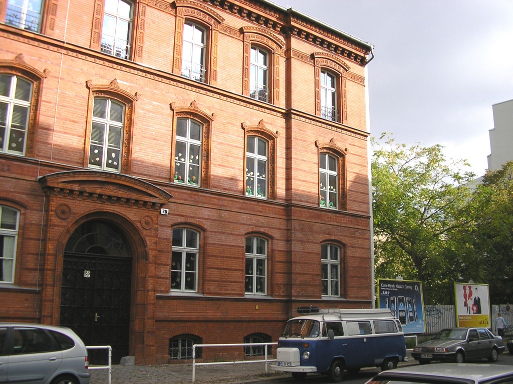 Auf dem Hof dieses Schulkomplexes in der Gartenstraße (Berlin-Mitte) befand sich 1931 noch das zentrale MASCH-Schulungslokal. Im Zweiten Weltkrieg wurde Letzteres zerstört.